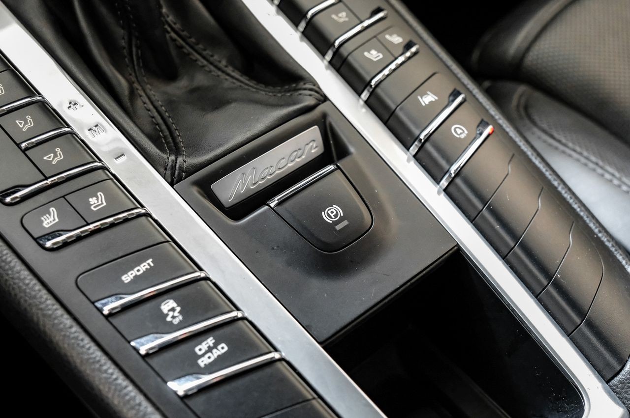 Porsche Macan Vehicle Main Gallery Image 33