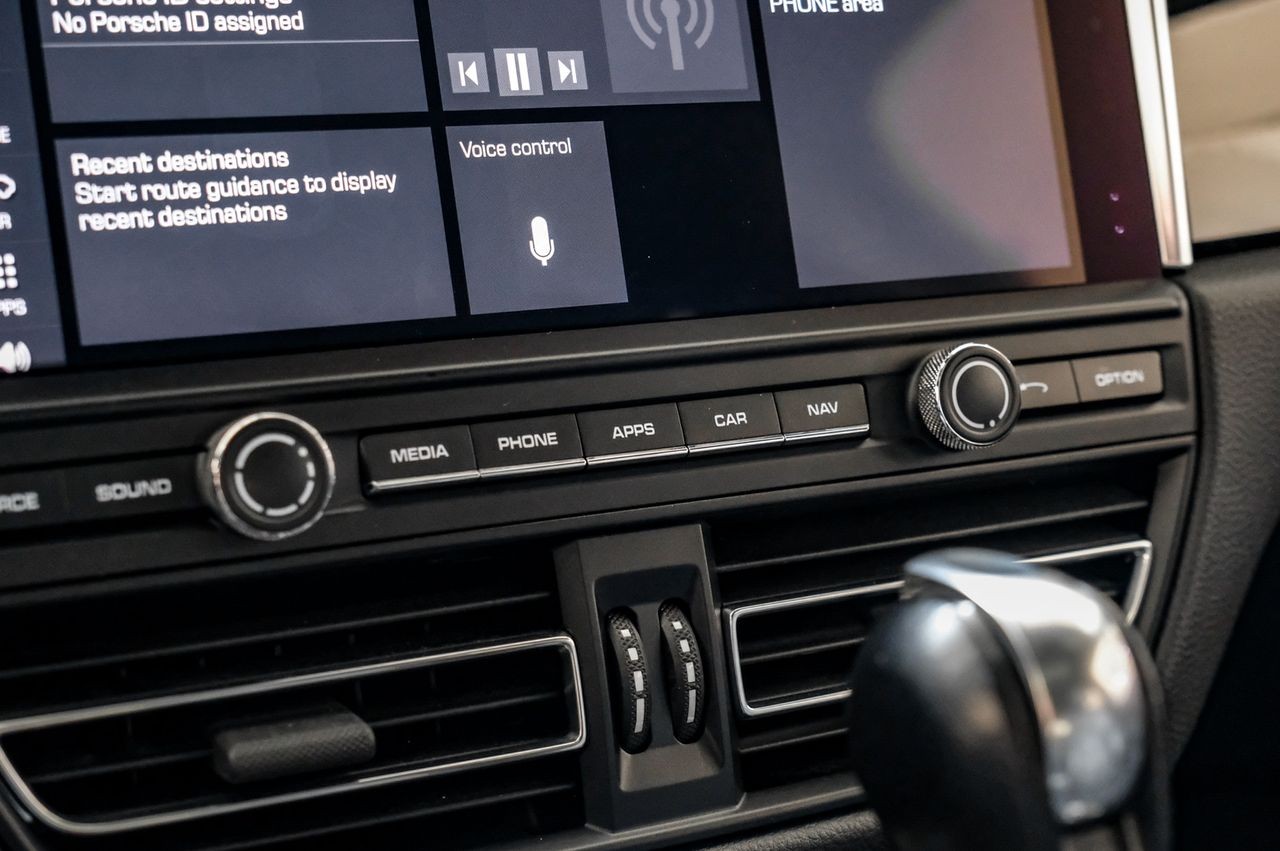 Porsche Macan Vehicle Main Gallery Image 35