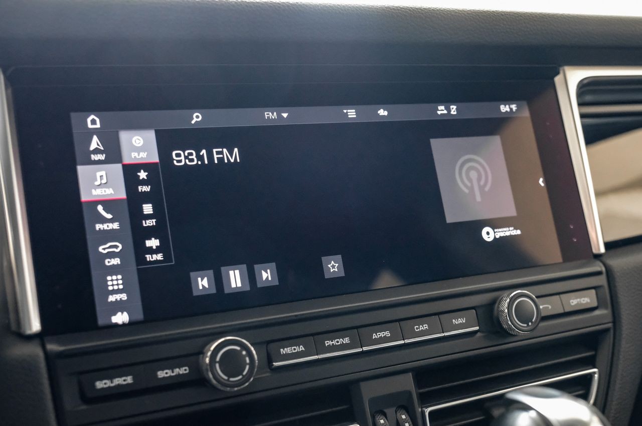 Porsche Macan Vehicle Main Gallery Image 37