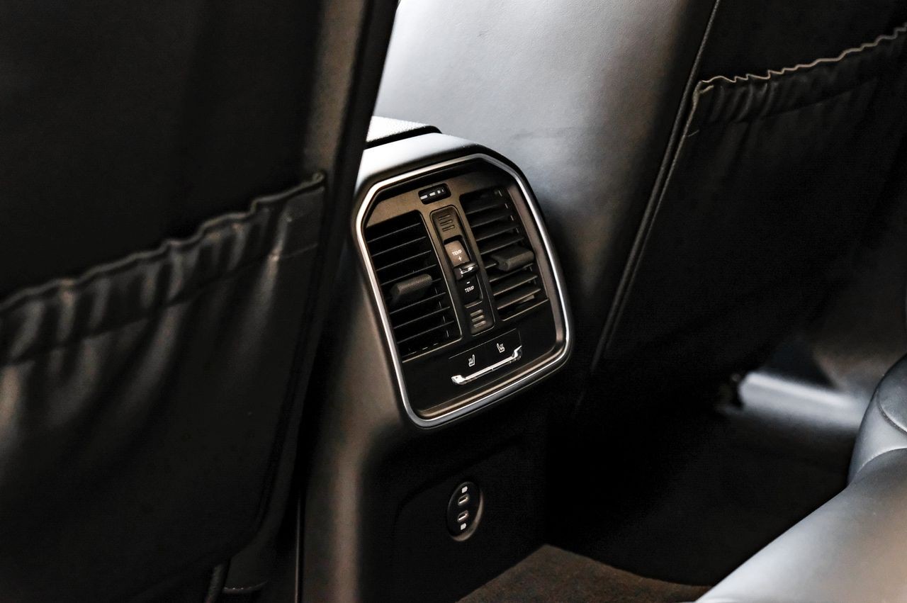 Porsche Macan Vehicle Main Gallery Image 48