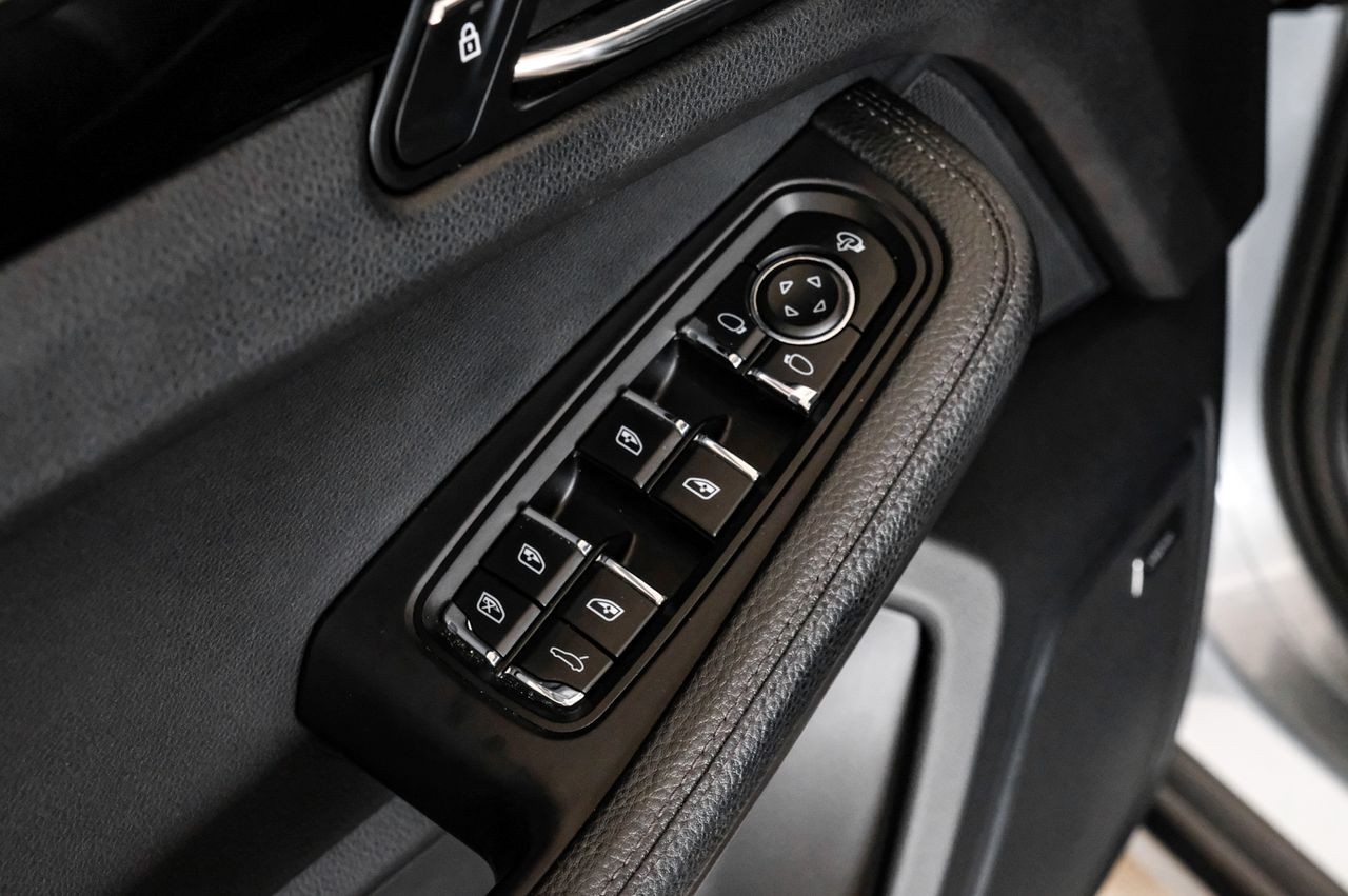 Porsche Macan Vehicle Main Gallery Image 53