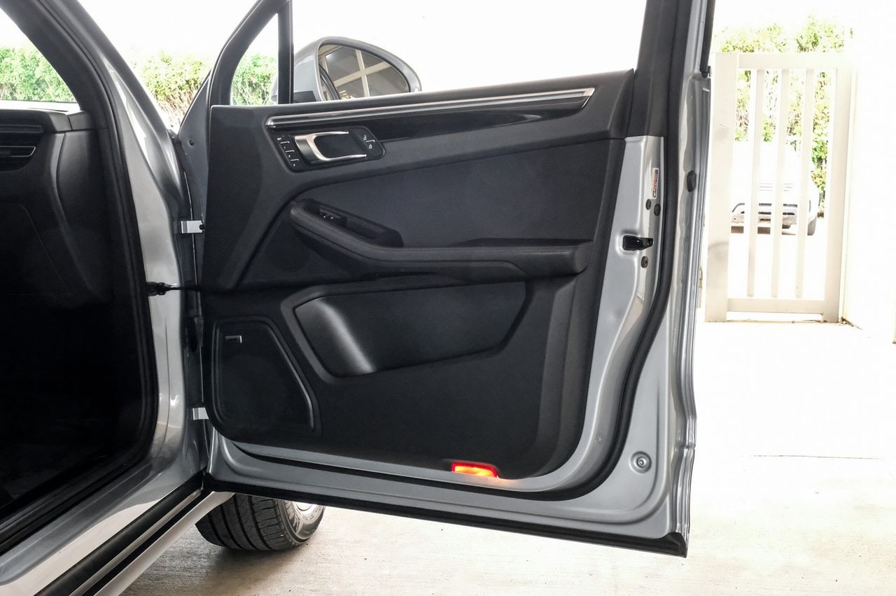 Porsche Macan Vehicle Main Gallery Image 56