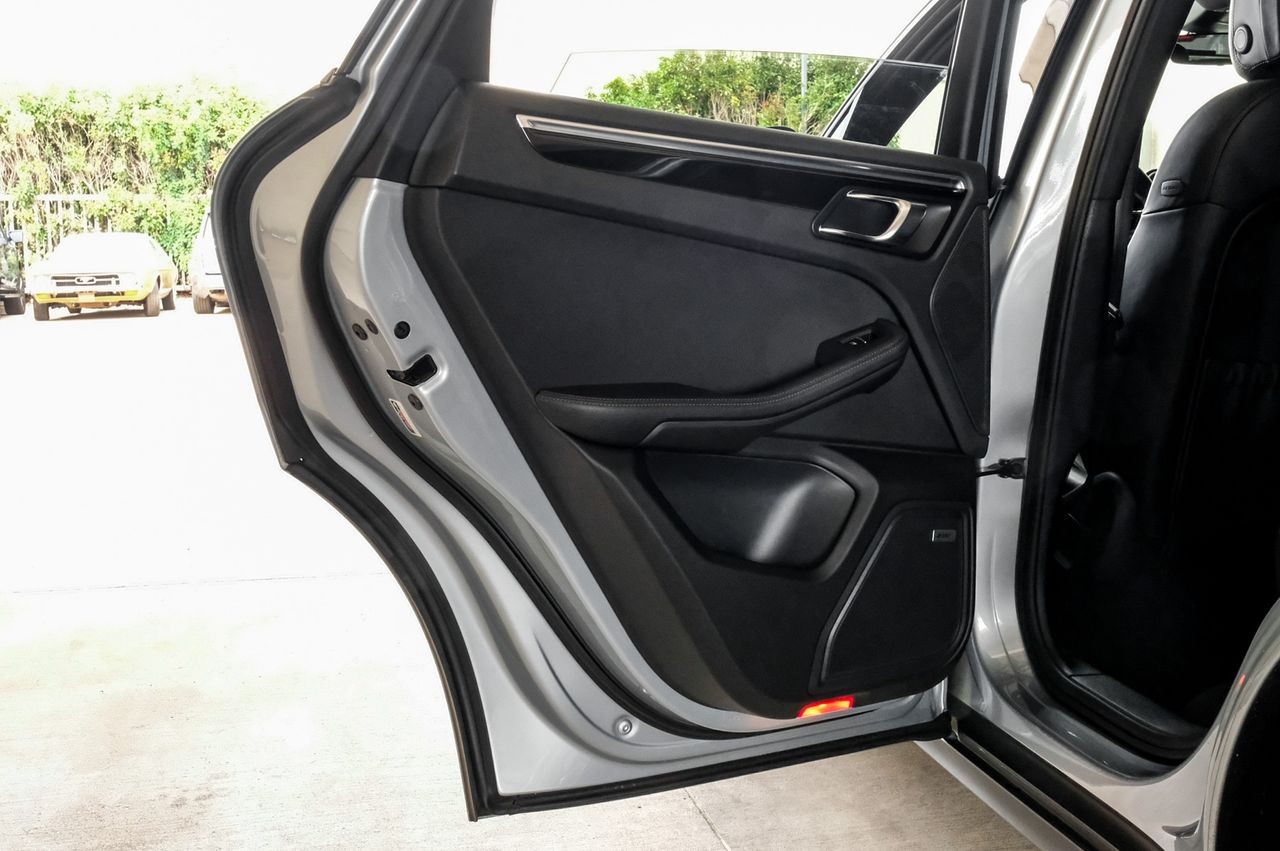 Porsche Macan Vehicle Main Gallery Image 57