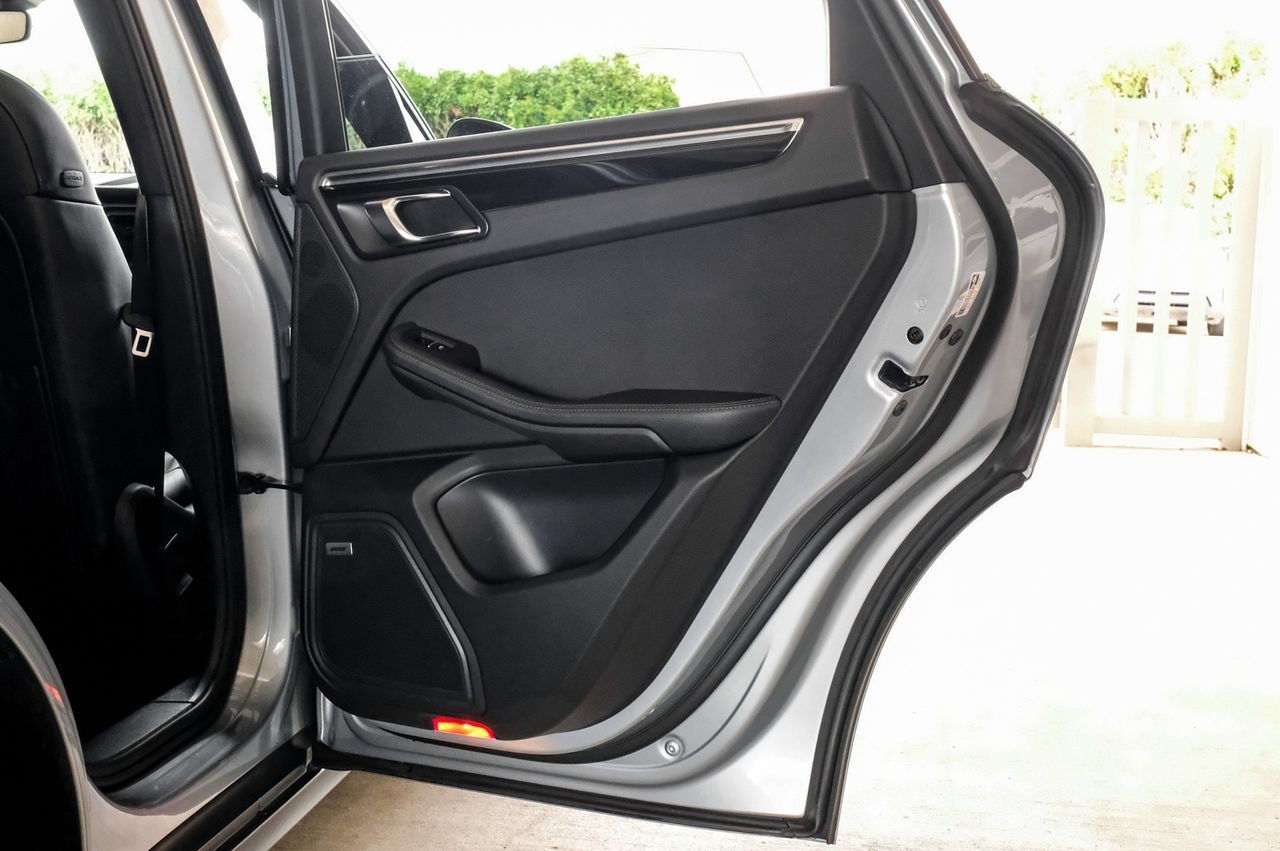 Porsche Macan Vehicle Main Gallery Image 58