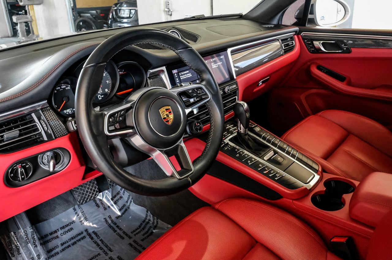Porsche Macan Vehicle Main Gallery Image 03