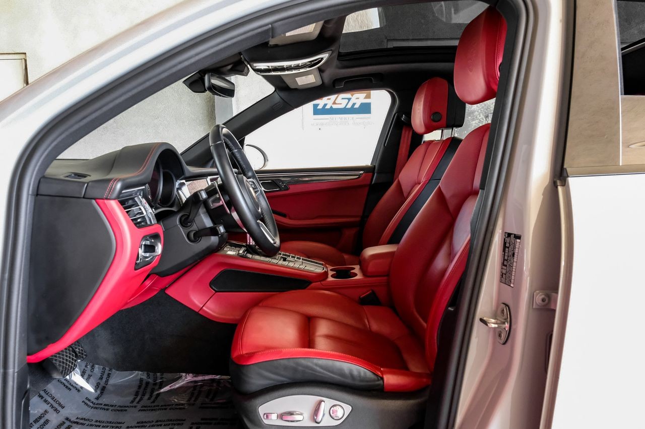 Porsche Macan Vehicle Main Gallery Image 04
