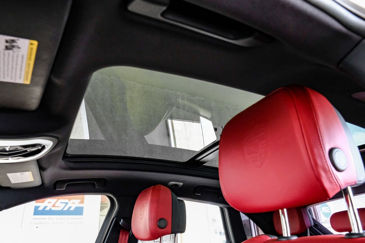 Porsche Macan Vehicle Main Gallery Image 05