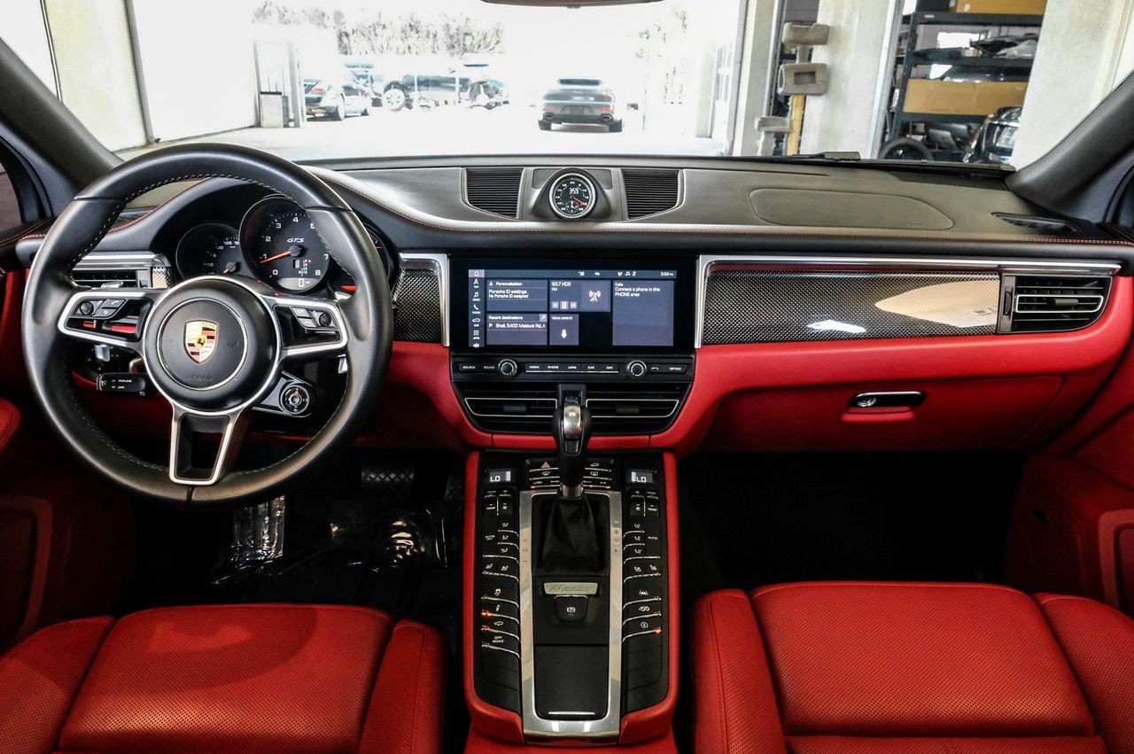 Porsche Macan Vehicle Main Gallery Image 15