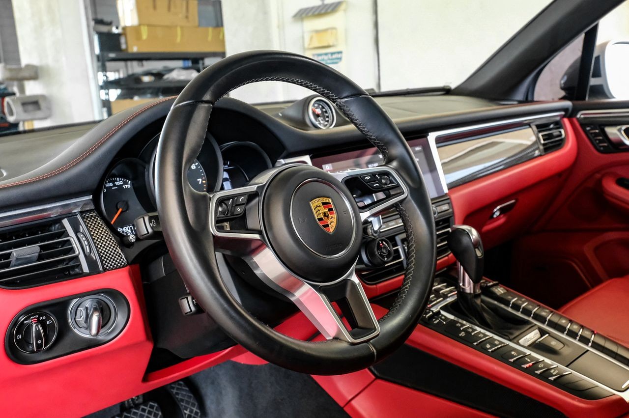 Porsche Macan Vehicle Main Gallery Image 16