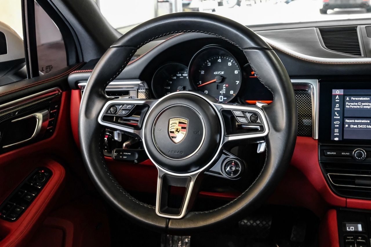 Porsche Macan Vehicle Main Gallery Image 17