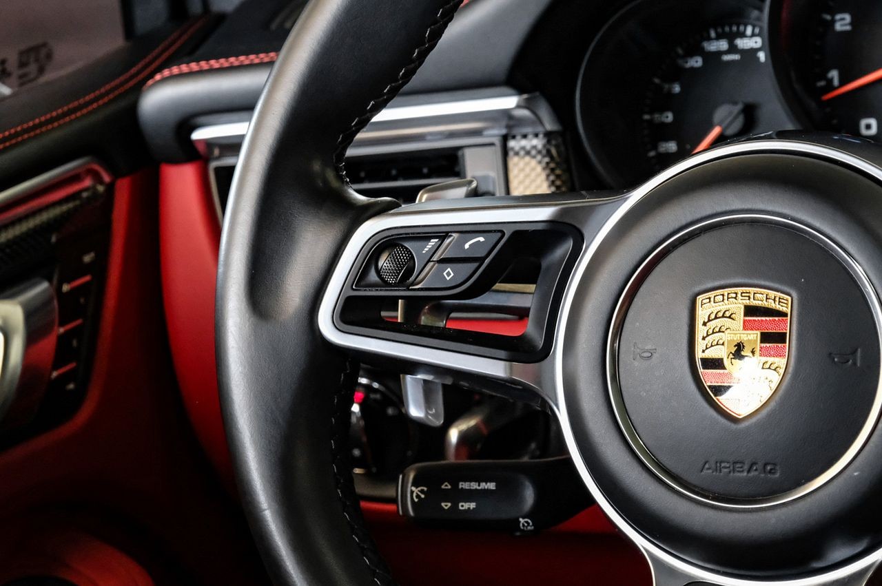 Porsche Macan Vehicle Main Gallery Image 18