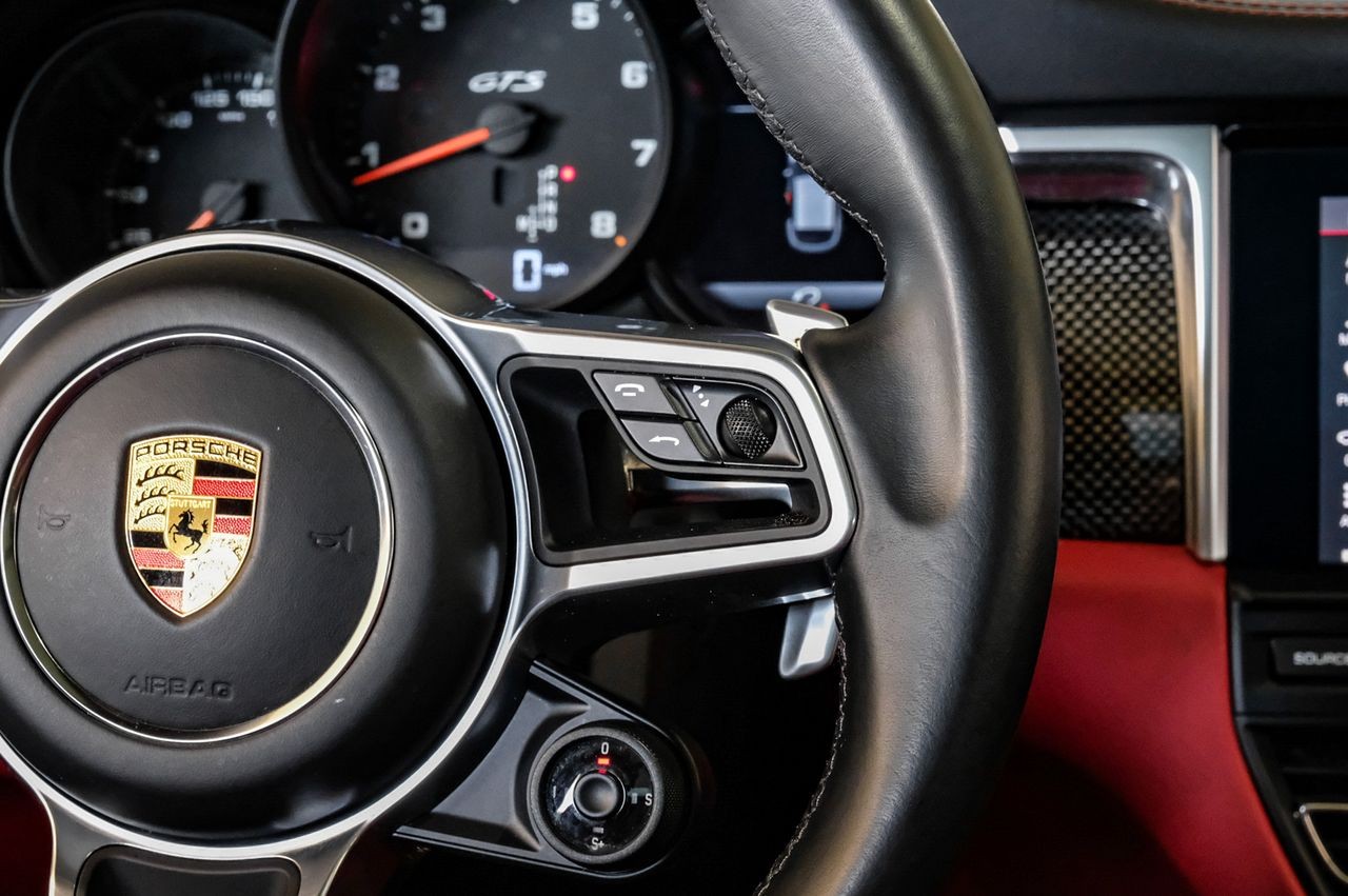 Porsche Macan Vehicle Main Gallery Image 19