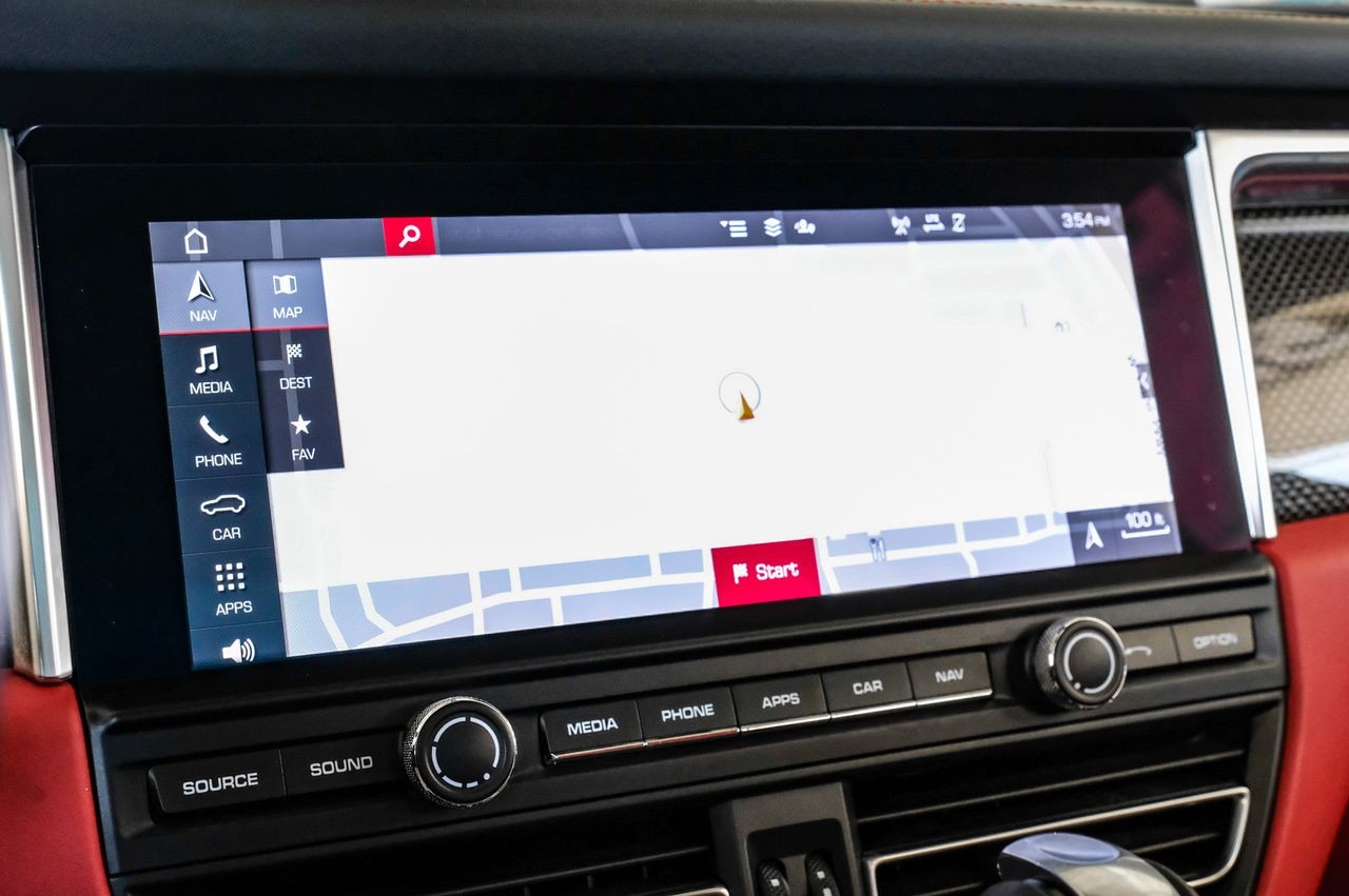 Porsche Macan Vehicle Main Gallery Image 22
