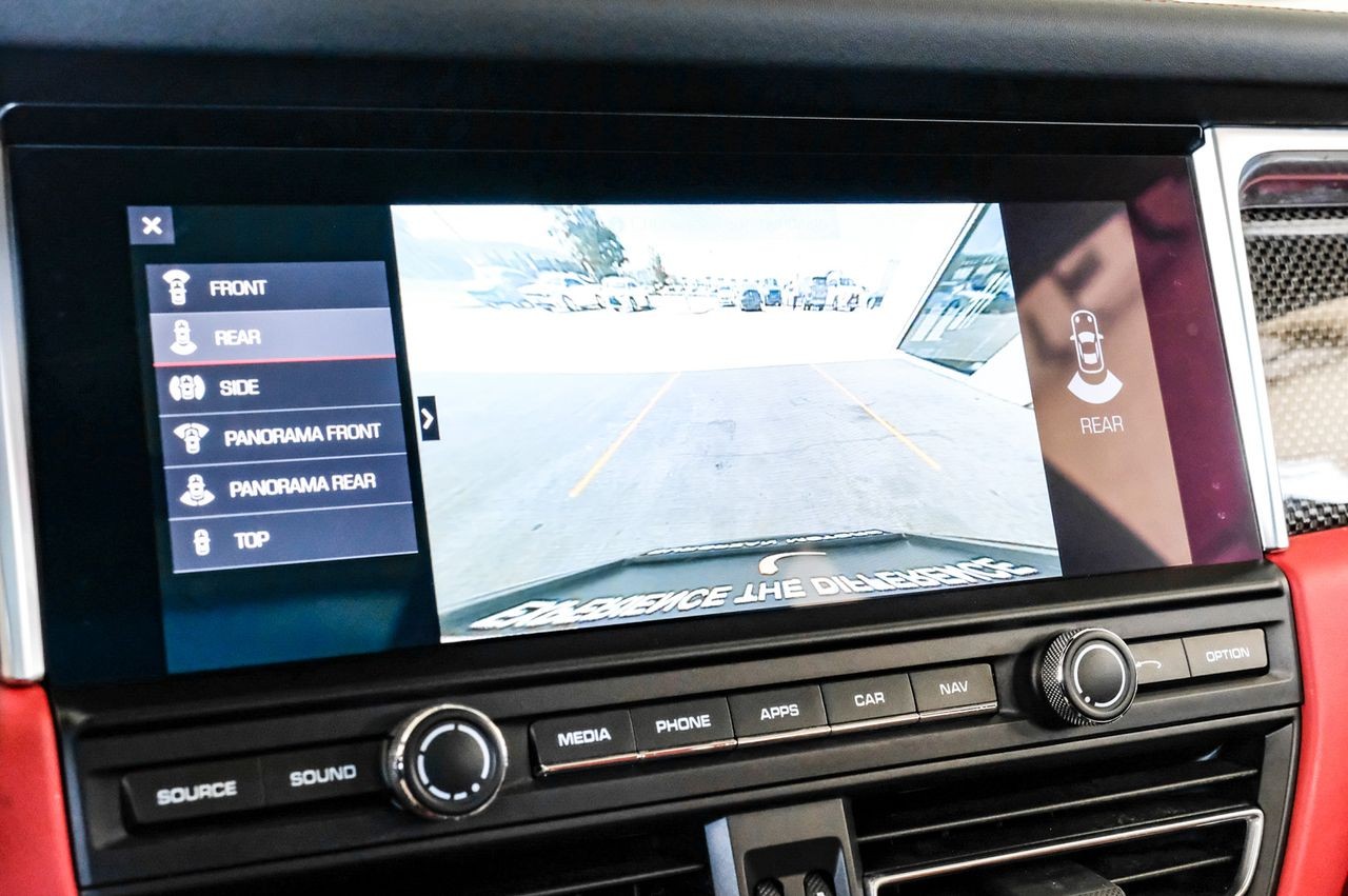 Porsche Macan Vehicle Main Gallery Image 23