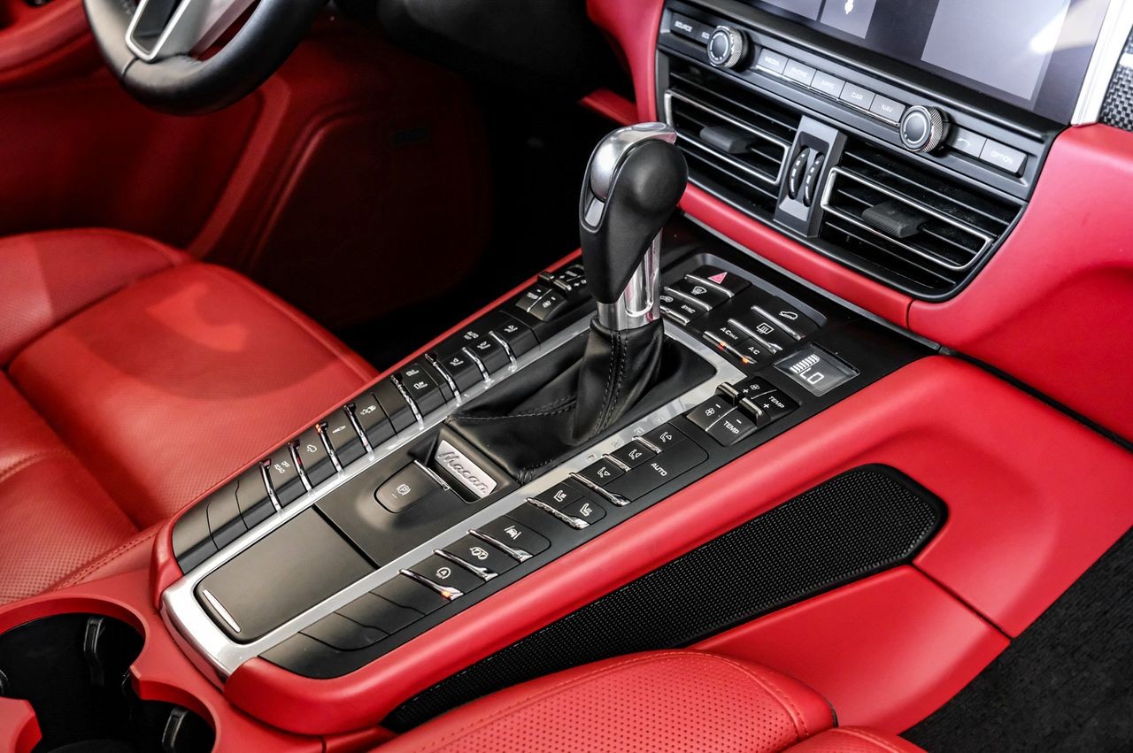 Porsche Macan Vehicle Main Gallery Image 24
