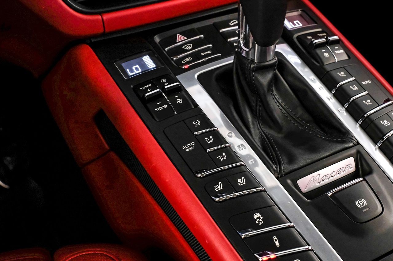 Porsche Macan Vehicle Main Gallery Image 26