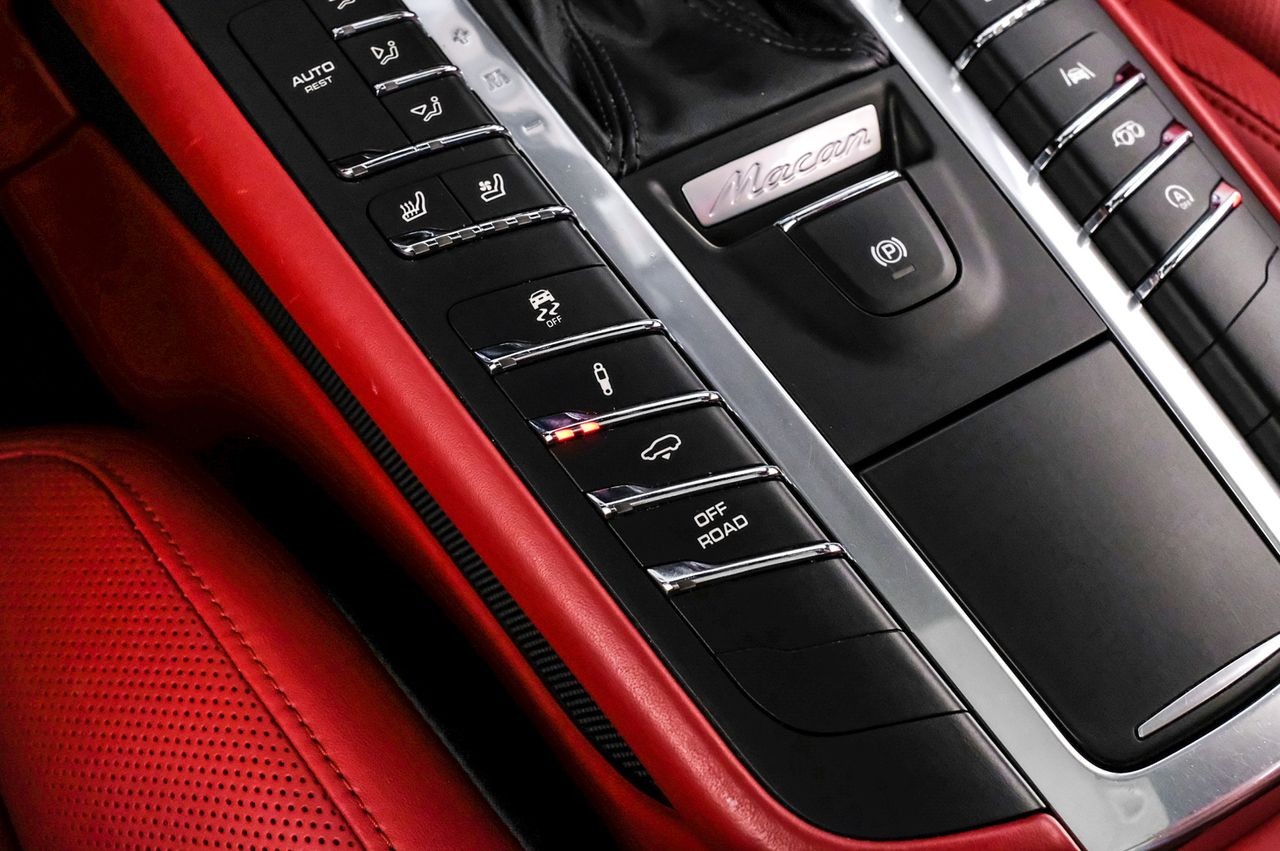 Porsche Macan Vehicle Main Gallery Image 27