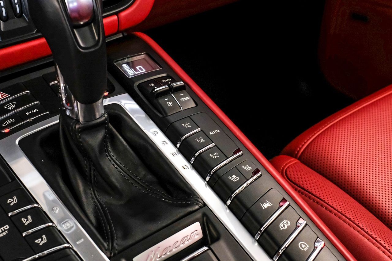 Porsche Macan Vehicle Main Gallery Image 28