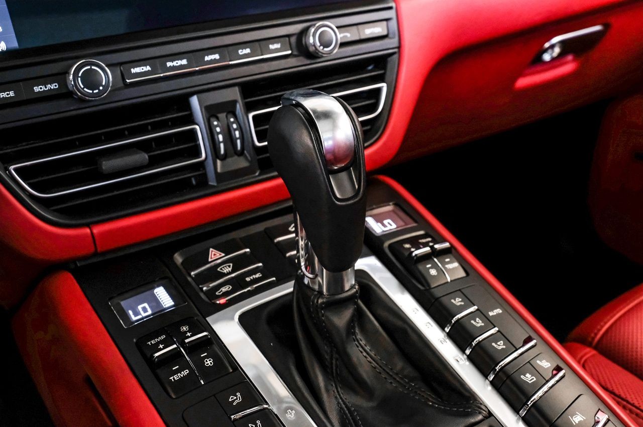 Porsche Macan Vehicle Main Gallery Image 31