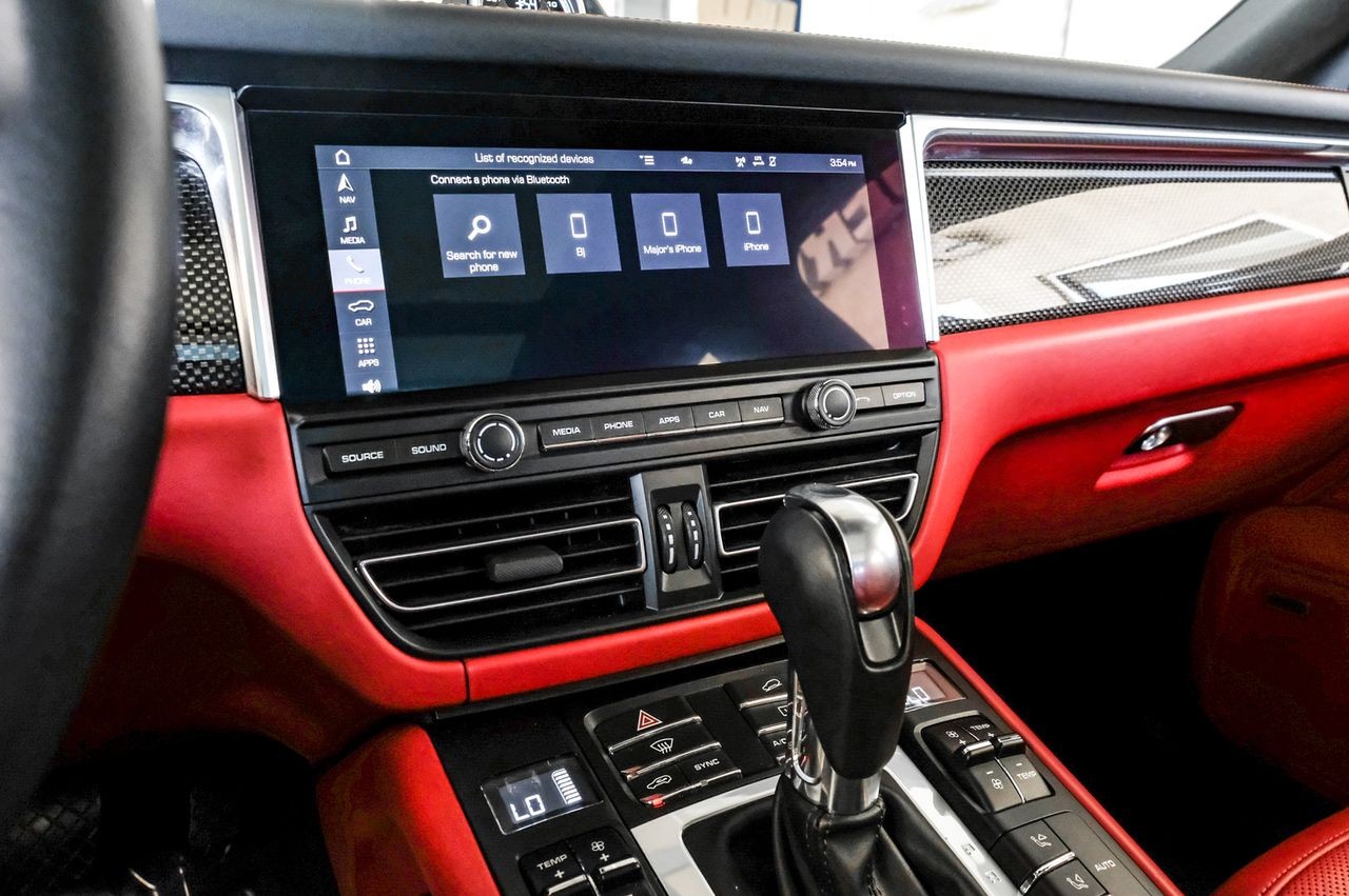 Porsche Macan Vehicle Main Gallery Image 32