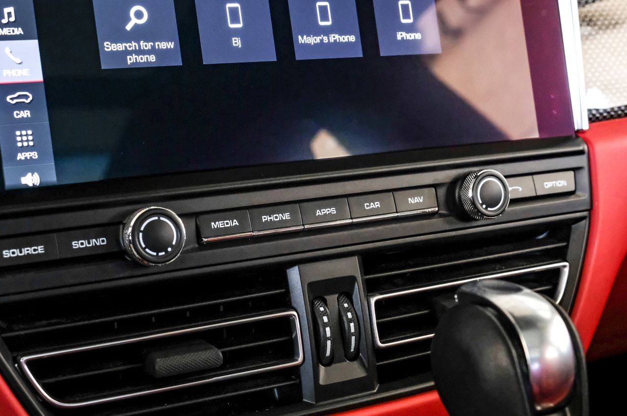 Porsche Macan Vehicle Main Gallery Image 33