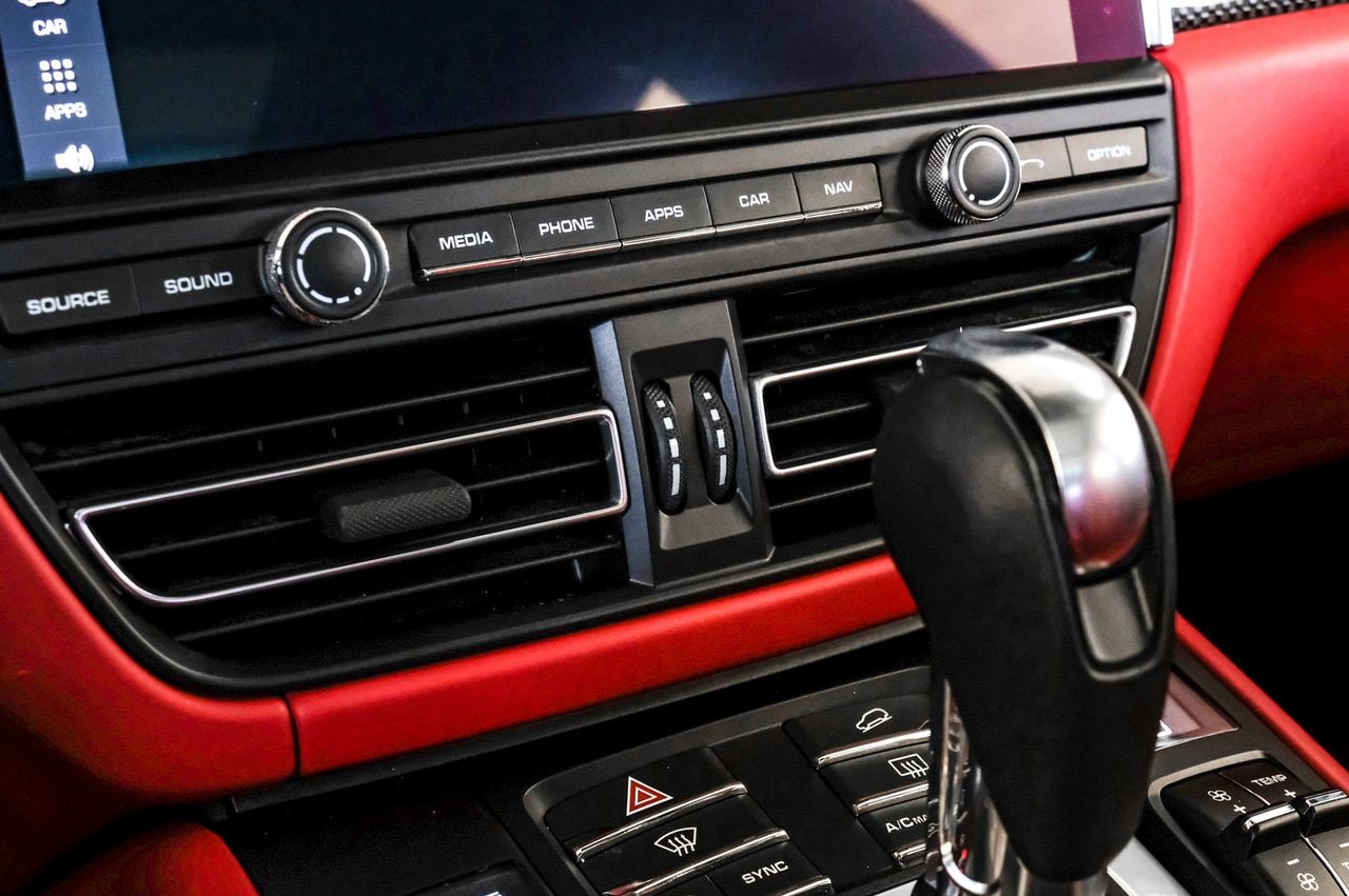 Porsche Macan Vehicle Main Gallery Image 34