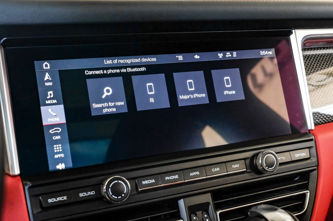Porsche Macan Vehicle Main Gallery Image 36