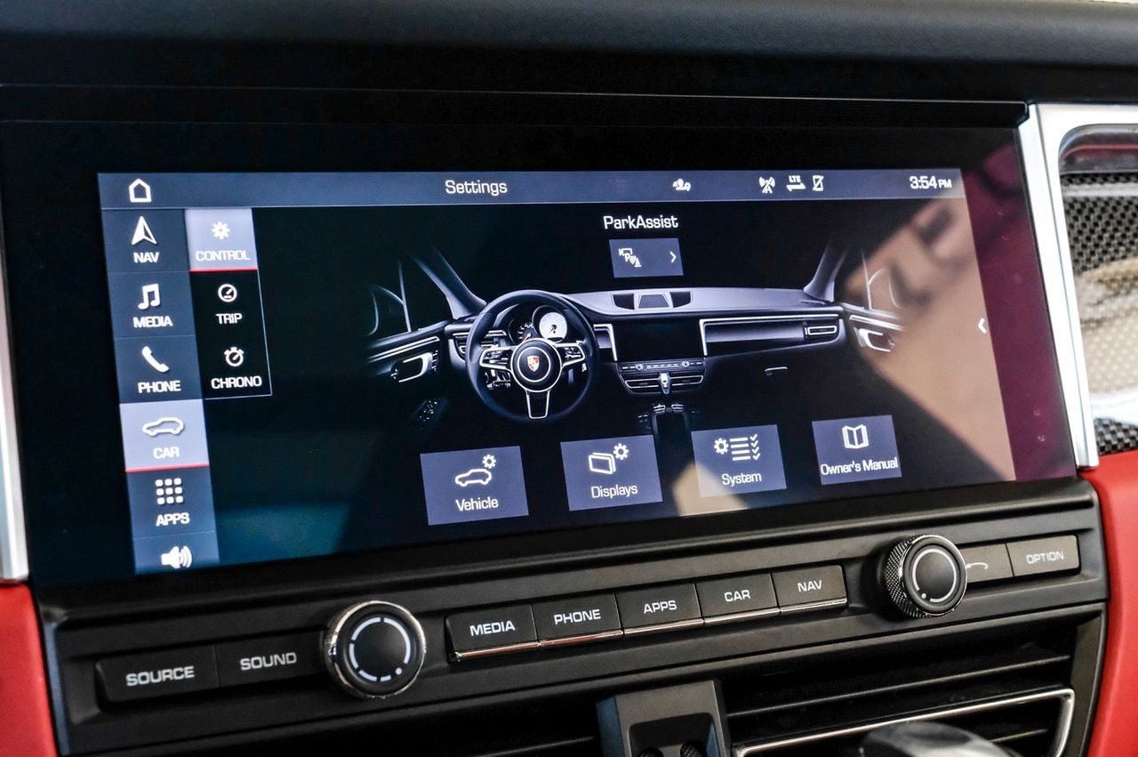 Porsche Macan Vehicle Main Gallery Image 38