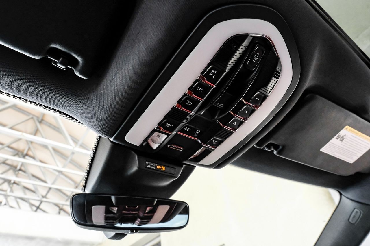 Porsche Macan Vehicle Main Gallery Image 41