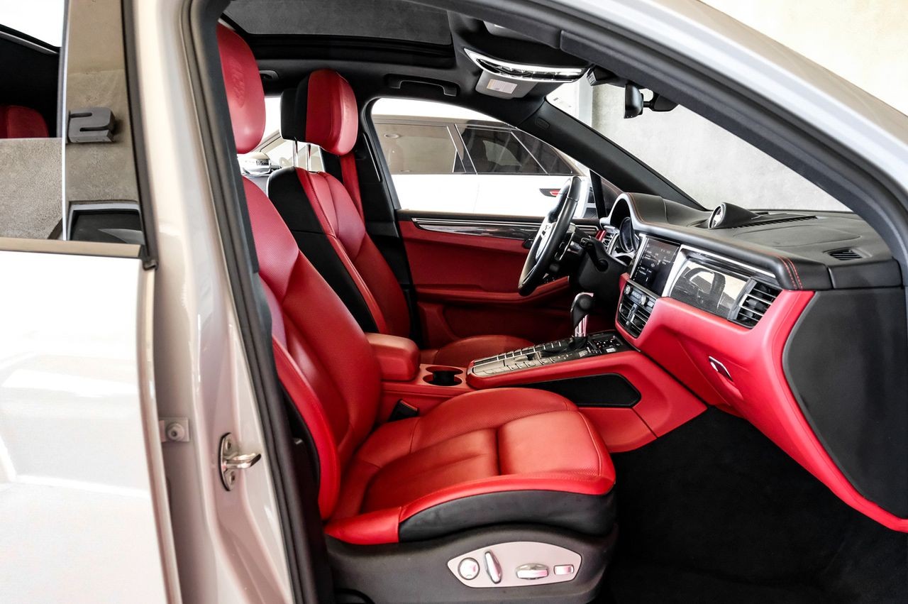 Porsche Macan Vehicle Main Gallery Image 44