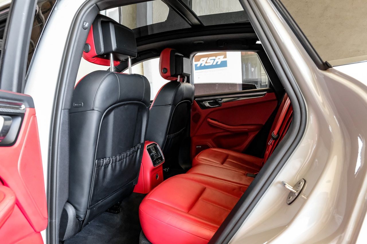 Porsche Macan Vehicle Main Gallery Image 49