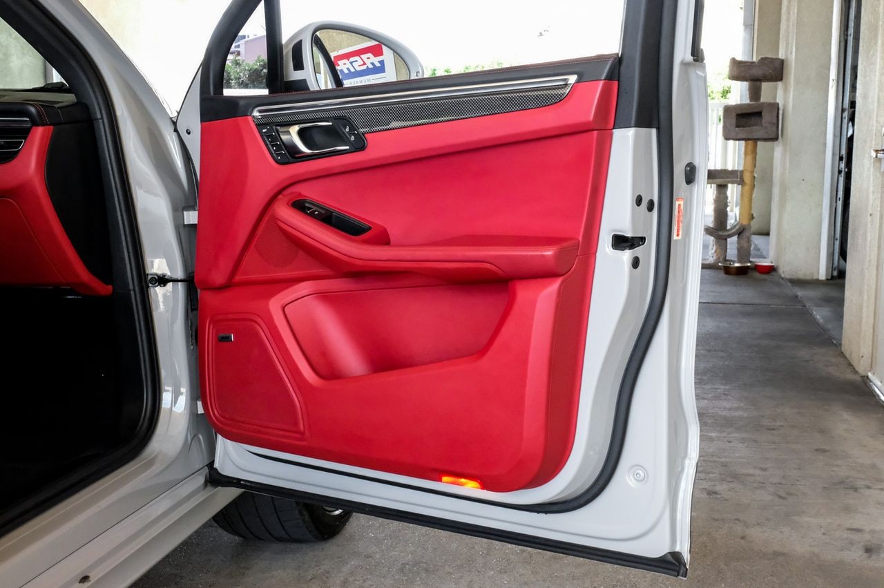 Porsche Macan Vehicle Main Gallery Image 56