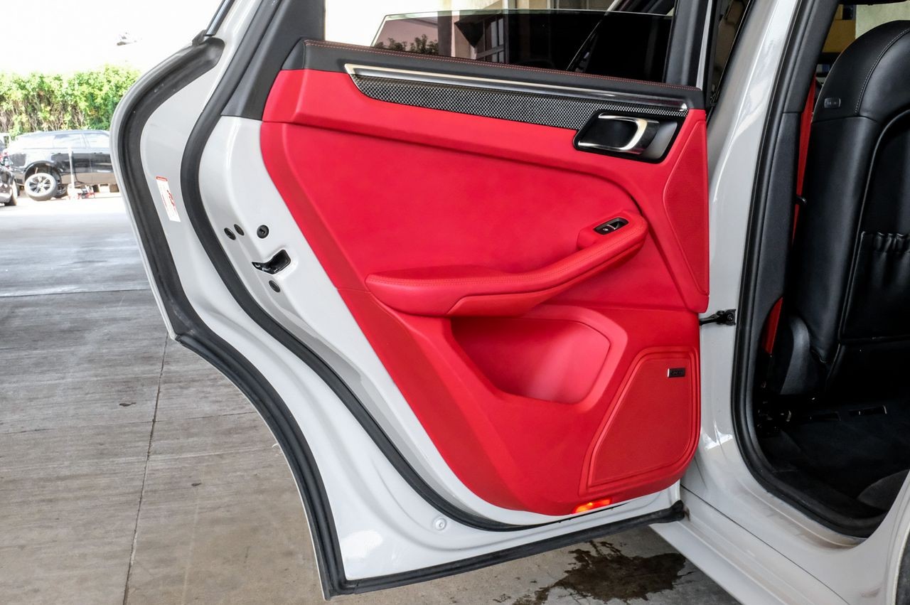 Porsche Macan Vehicle Main Gallery Image 57