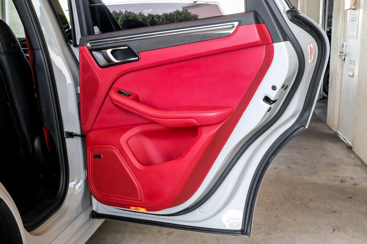 Porsche Macan Vehicle Main Gallery Image 58