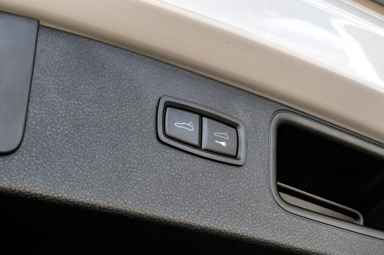Porsche Macan Vehicle Main Gallery Image 63
