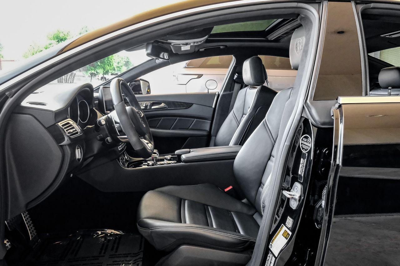Mercedes-Benz CLS Vehicle Main Gallery Image 04
