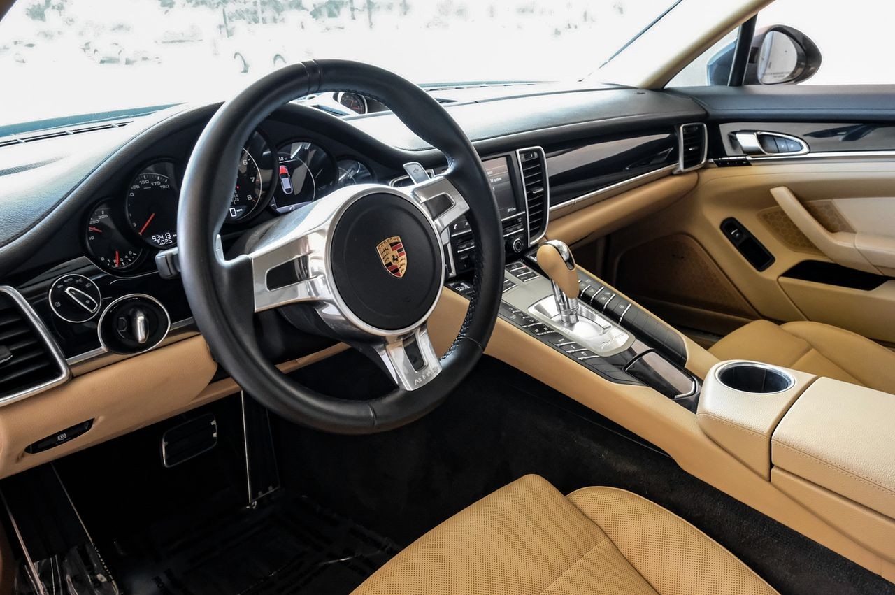 Porsche Panamera Vehicle Main Gallery Image 03