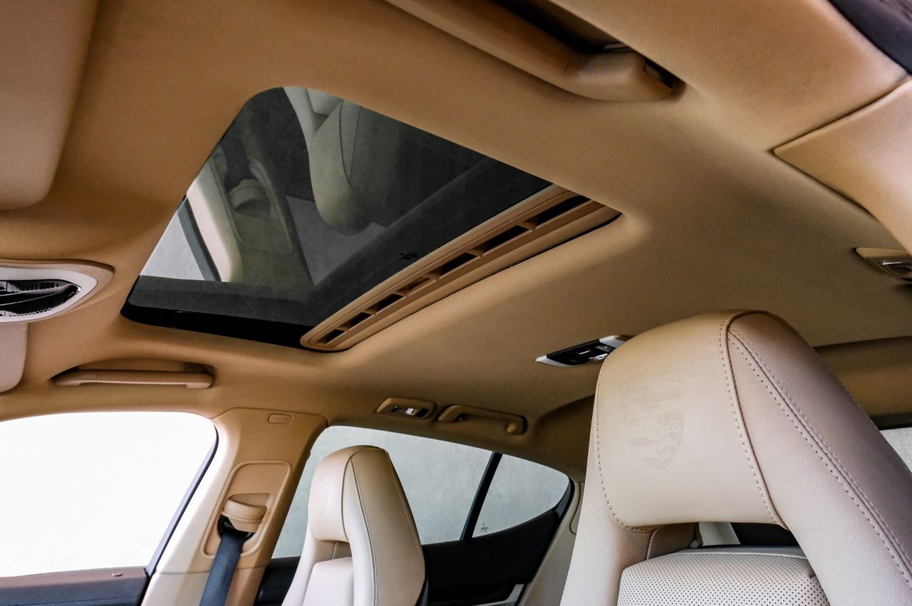 Porsche Panamera Vehicle Main Gallery Image 05