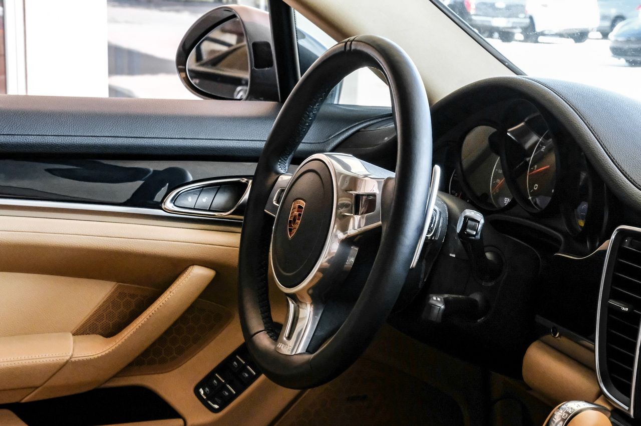 Porsche Panamera Vehicle Main Gallery Image 14