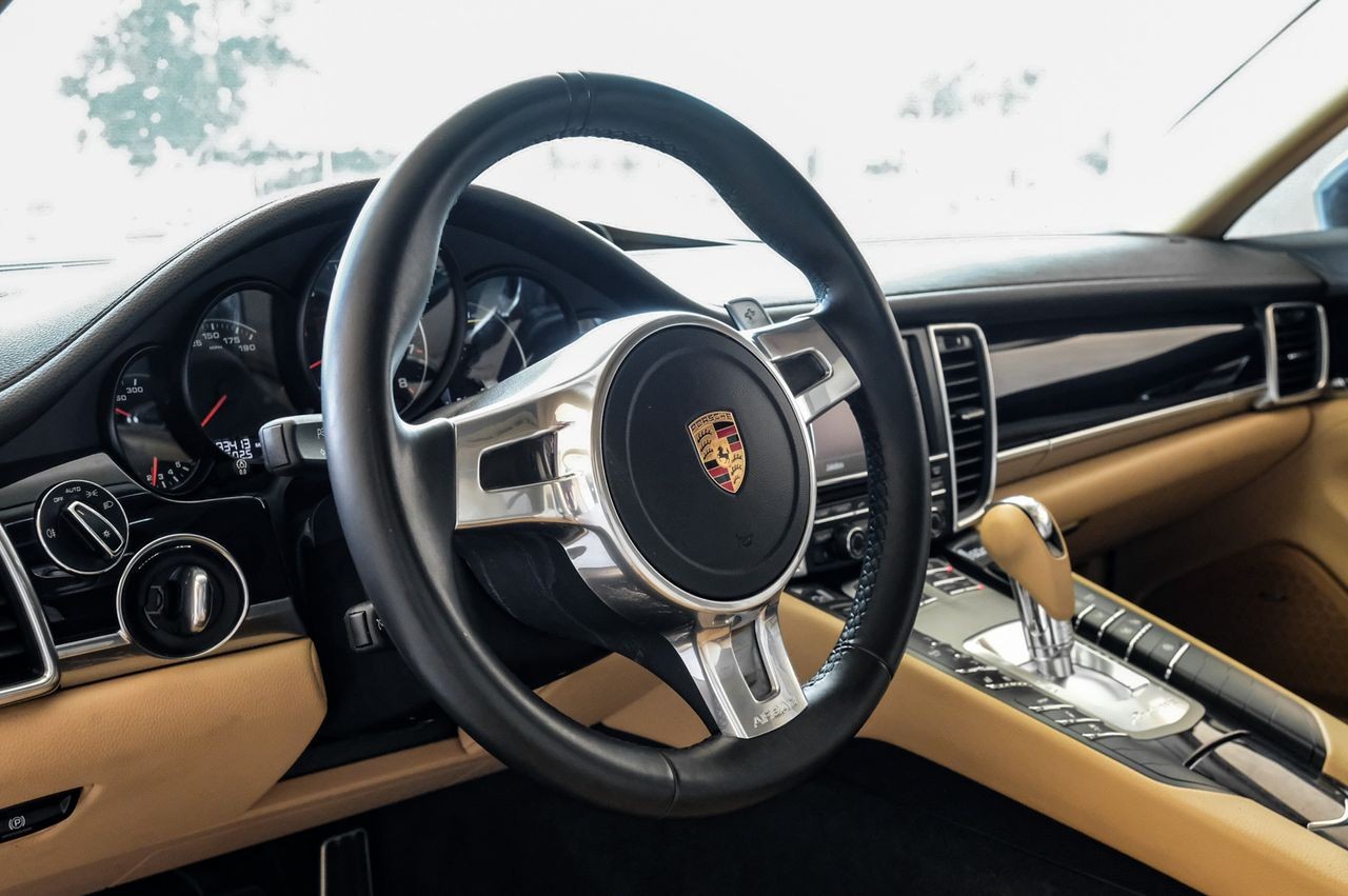 Porsche Panamera Vehicle Main Gallery Image 16
