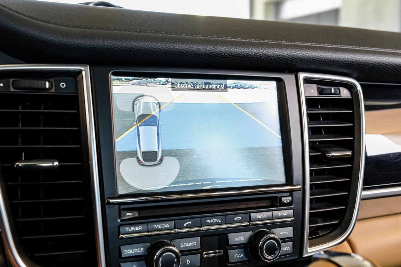 Porsche Panamera Vehicle Main Gallery Image 20