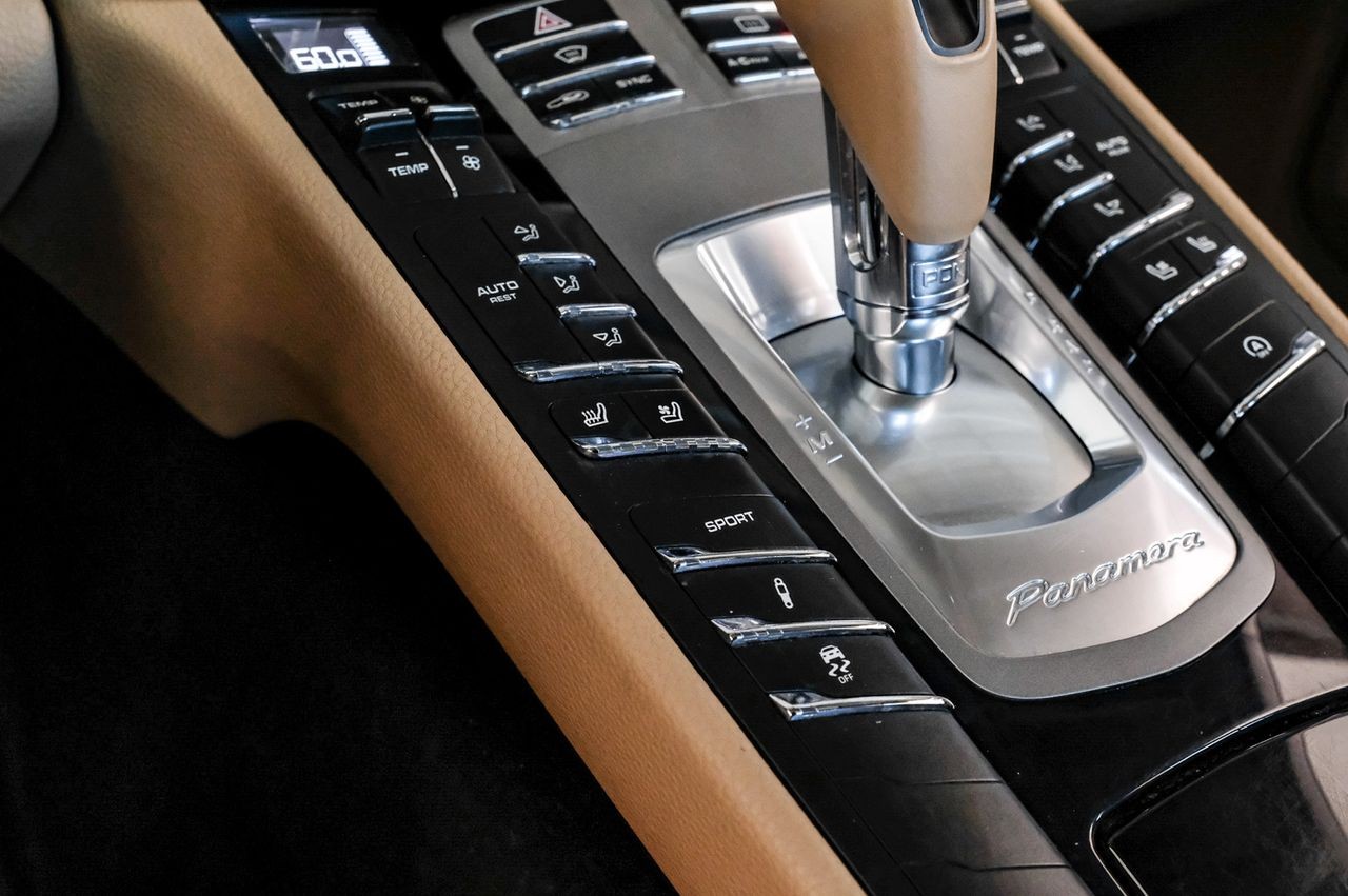 Porsche Panamera Vehicle Main Gallery Image 23