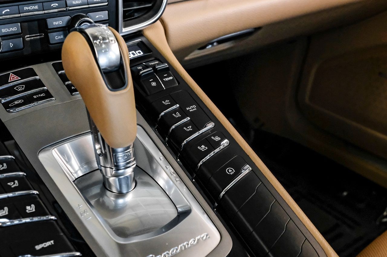 Porsche Panamera Vehicle Main Gallery Image 24