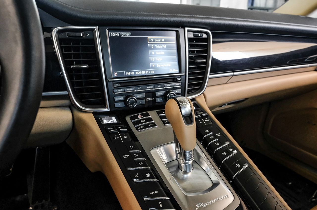 Porsche Panamera Vehicle Main Gallery Image 25