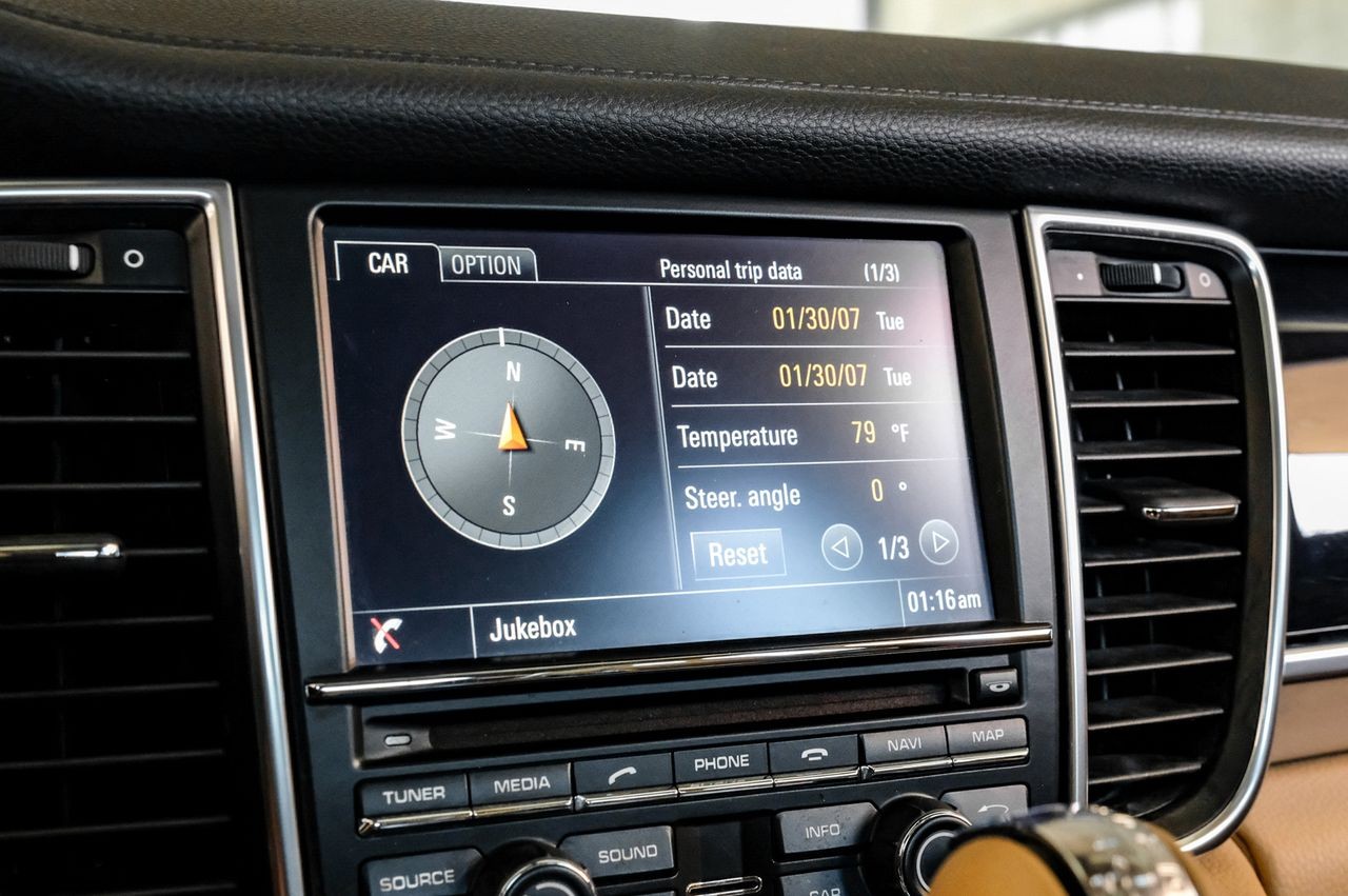 Porsche Panamera Vehicle Main Gallery Image 30
