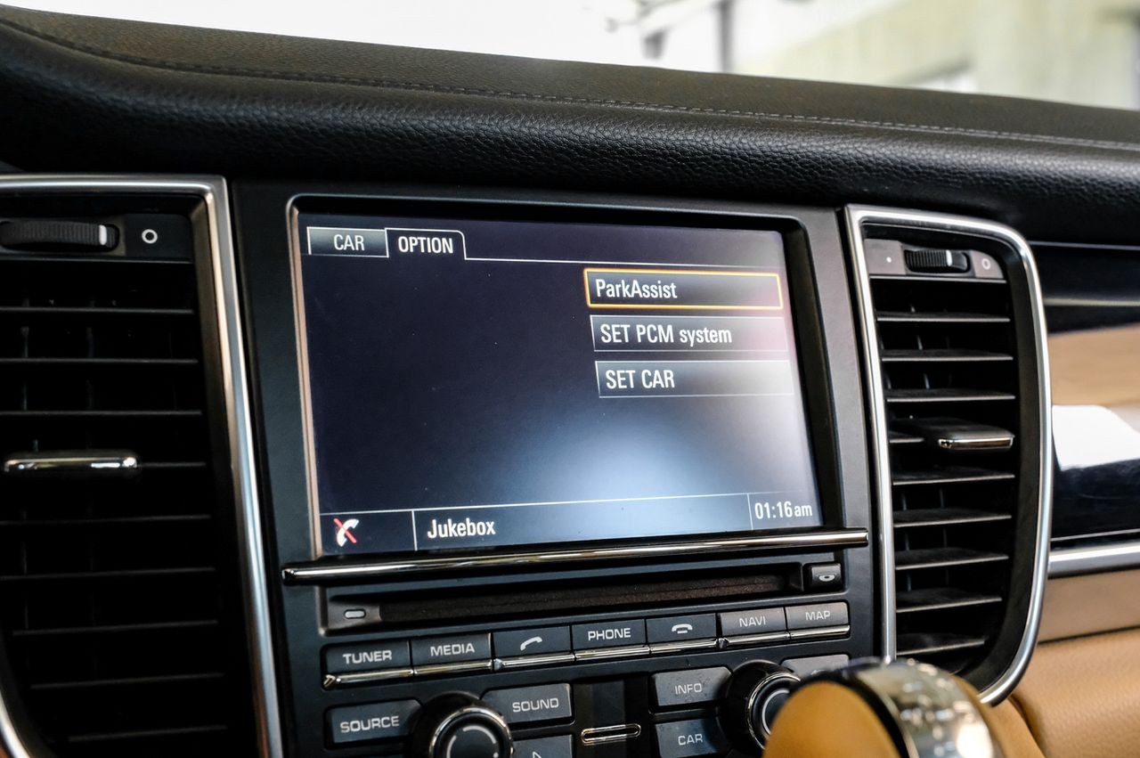Porsche Panamera Vehicle Main Gallery Image 31