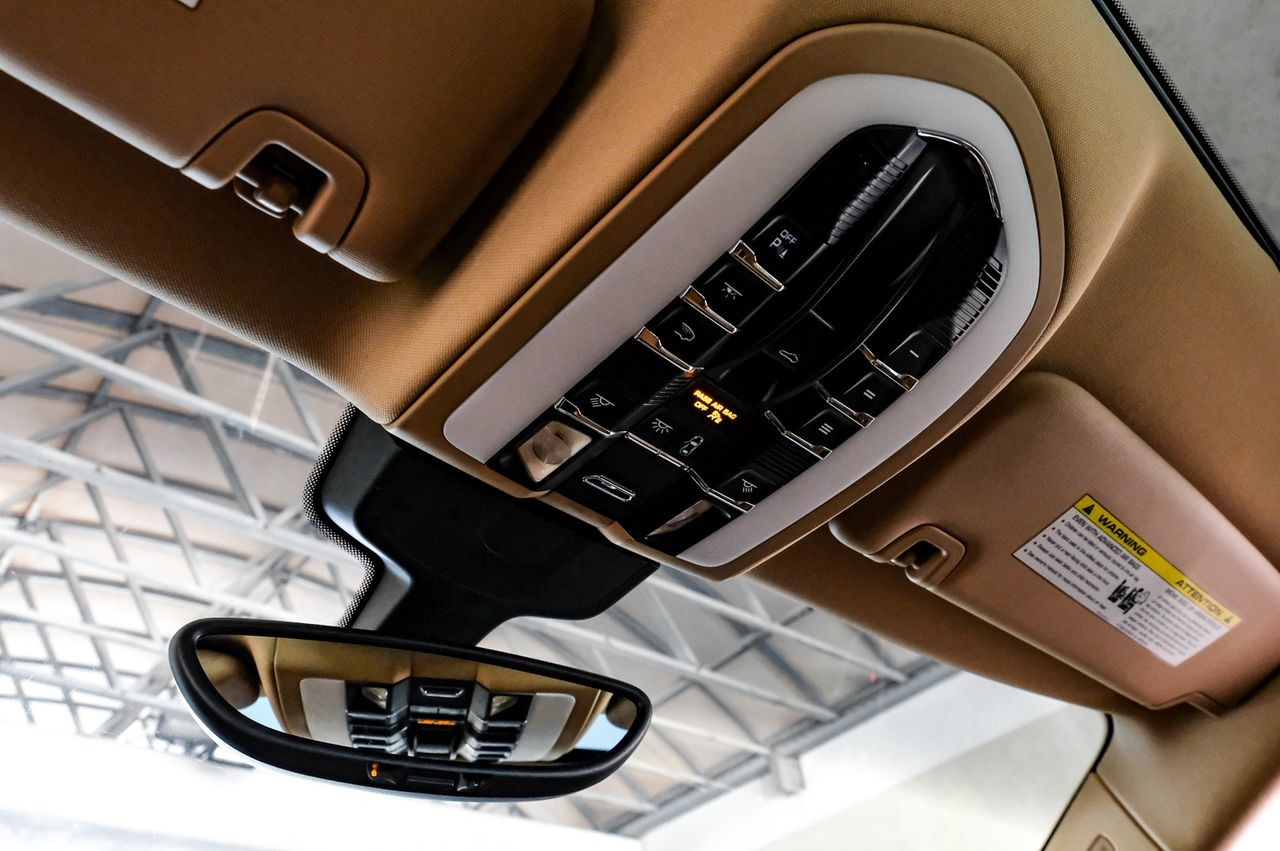 Porsche Panamera Vehicle Main Gallery Image 32