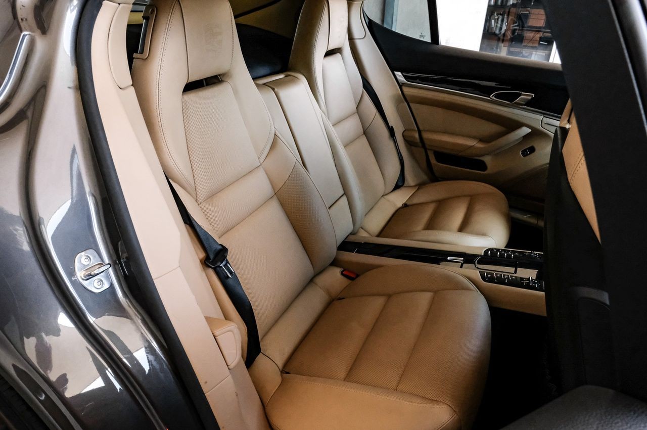 Porsche Panamera Vehicle Main Gallery Image 37