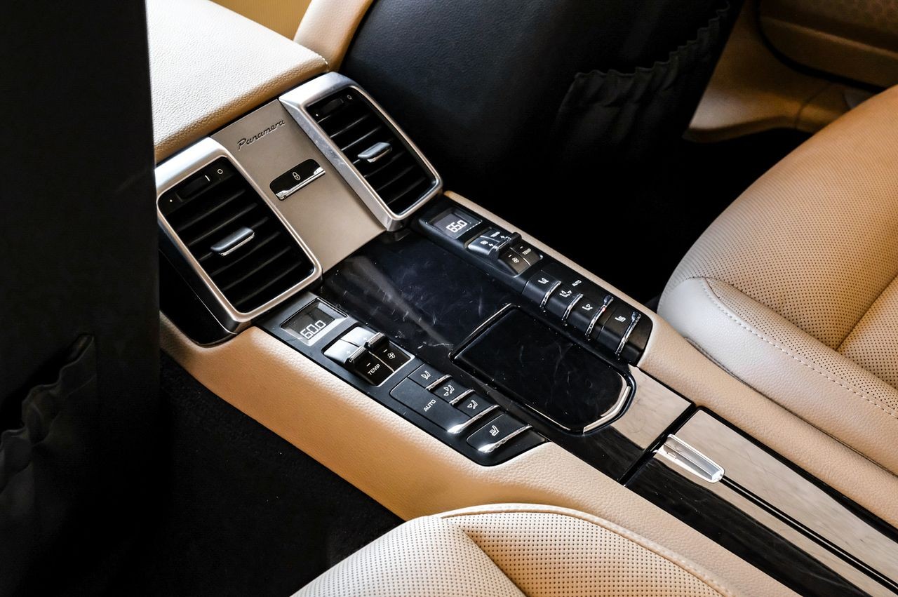 Porsche Panamera Vehicle Main Gallery Image 39