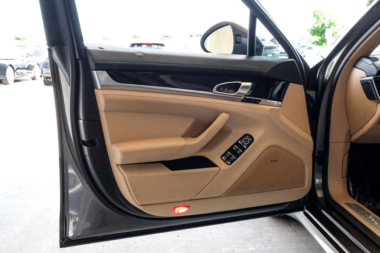 Porsche Panamera Vehicle Main Gallery Image 44
